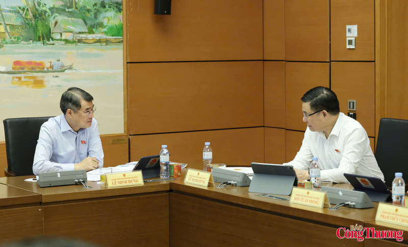 Đặc biệt, thảo luận tại Tổ 11 với sự tham gia của Thủ tướng Lê Minh Hưng cùng các đại biểu Quốc hội đoàn Hải Phòng, Quảng Ngãi, Bộ trưởng Lê Mạnh Hùng đã trao đổi với Thủ tướng cùng các đại biểu trong đoàn về các kịch bản bảo đảm đủ nguồn xăng, dầu, bảo đảm người dân được tiếp cận đủ nguồn xăng, dầu.