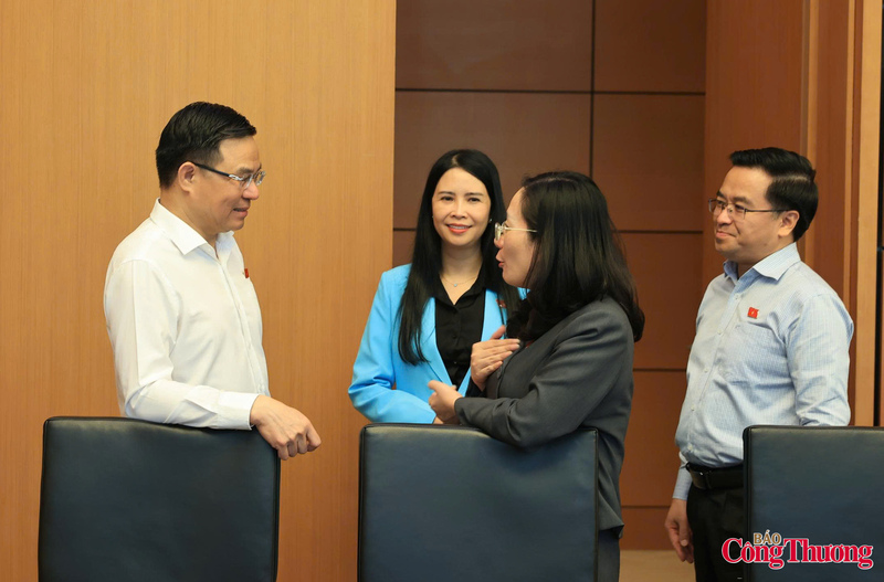 Các đại biểu trao đổi với Bộ trưởng Lê Mạnh Hùng về những vấn đề nóng mà cử tri quan tâm.