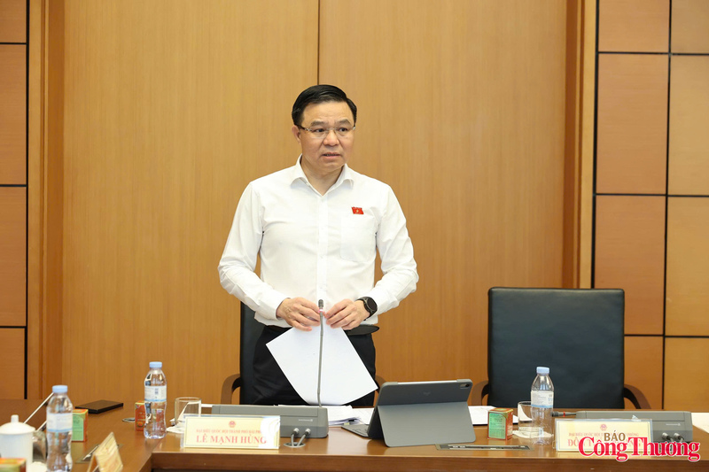 Liên quan đến việc bảo đảm nguồn cung xăng, dầu trong bối cảnh xung đột Trung Đông kéo dài, Bộ trưởng Lê Mạnh Hùng cho biết, mục tiêu hàng đầu là đảm bảo đủ an ninh năng lượng.