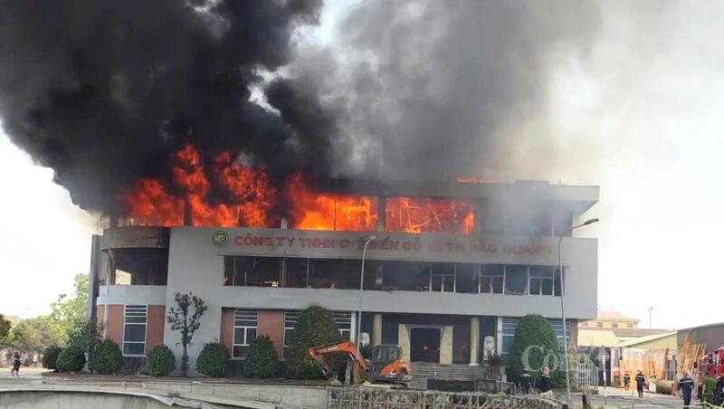 Đám cháy bốc lên nghi ngút tại tầng 3. Ảnh: Thành Đô