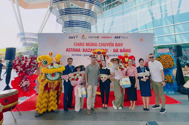 TP. Đà Nẵng chào đón 370 hành khách đến từ thị trường CIS. Ảnh: Bình An