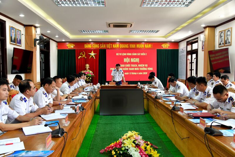 Hội nghị bàn giao chức trách, nhiệm vụ Phó Tư lệnh kiêm Tham mưu trưởng Bộ Tư lệnh Vùng Cảnh sát biển 2. Ảnh: Nam Trung