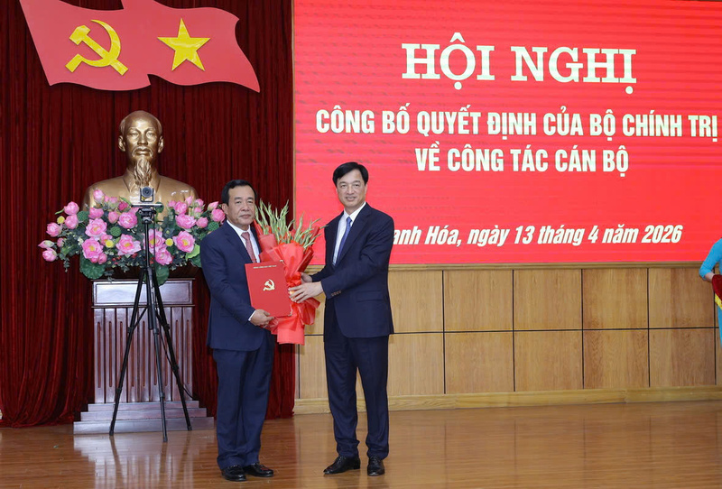 Ông Nguyễn Duy Ngọc, Ủy viên Bộ Chính trị, Bí thư Trung ương Đảng, Trưởng ban Tổ chức Trung ương trao quyết định của Bộ Chính trị điều động đồng chí Lê Đức Thái giữ chức Bí thư Tỉnh ủy Thanh Hóa. Ảnh: Tỉnh ủy Thanh Hóa