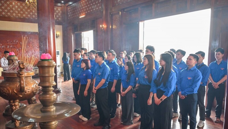 Dâng hương tại di tích lịch sử quốc gia Lễ đài sân vận động thành phố Yên Bái.