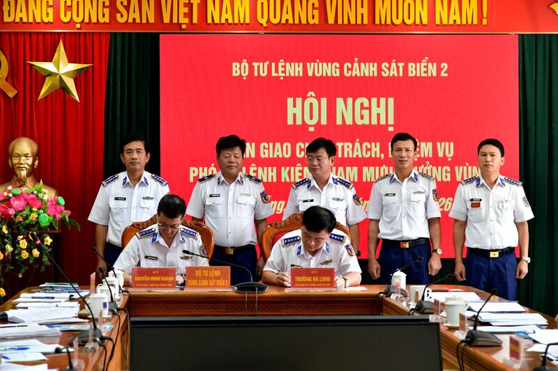 Đại tá Trương Bá Long và Đại tá Nguyễn Minh Khánh ký biên bản bàn giao. Ảnh: Nam Trung