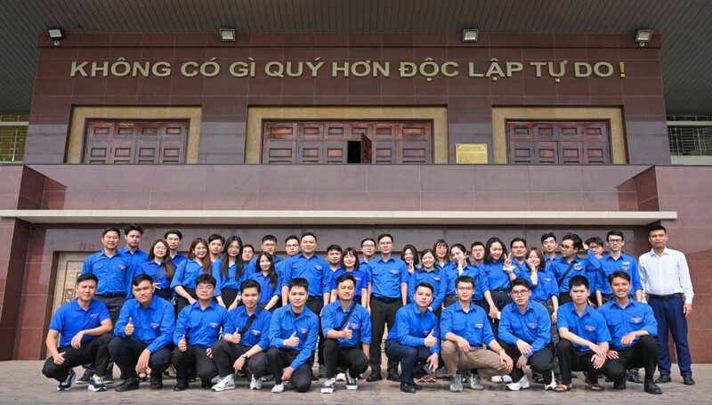 Tiếp nối hành trình tri ân, đoàn đã dâng hương tại Đài tưởng niệm công trình thủy điện Thác Bà - biểu tượng của ý chí và trí tuệ con người Việt Nam trong công cuộc xây dựng ngành điện.