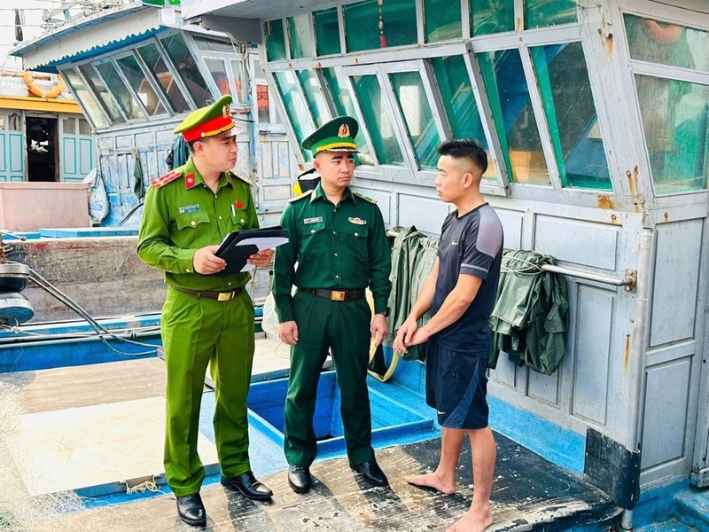 Các lực lượng chức năng tuyên truyền vận động ngư dân nói không với vũ khí, vật liệu nổ và pháo trái phép. Ảnh: Công an Thanh Hóa