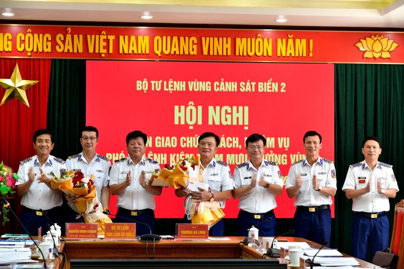 Bộ Tư lệnh Vùng Cảnh sát biển 2 chúc mừng Đại tá Trương Bá Long và Đại tá Nguyễn Minh Khánh. Ảnh: Nam Trung