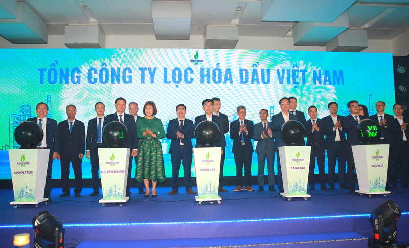 Ban lãnh đạo Petrovietnam, BSR thực hiện nghi thức chuyển đổi BSR trở thành Tổng công ty Lọc hóa dầu Việt Nam. Ảnh: BSR
