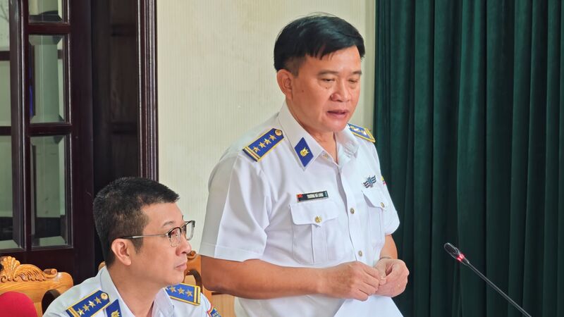 Đại tá Trương Bá Long phát biểu tại hội nghị. Ảnh: Nam Trung