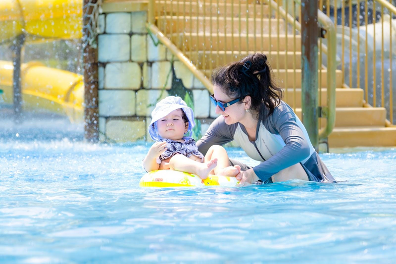 Khách quốc tế trải nghiệm công viên nước Aquatopia tại Sun World Hon Thom.