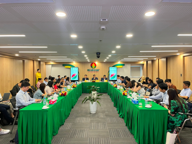 Đại diện cổ đông, nhà đầu tư các ngành gặp mặt với lãnh đạo Tổng Công ty Phân bón Dầu khí Cà Mau vào chiều ngày 10/04. Ảnh: PVCFC