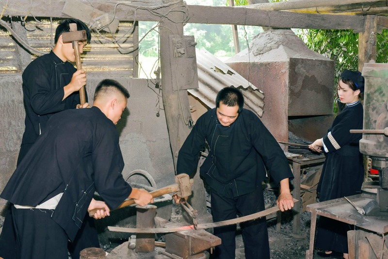 Các nghệ nhân đang tiến hành công đoạn rèn Dao Phúc Sen truyền thống. Ảnh: V.K