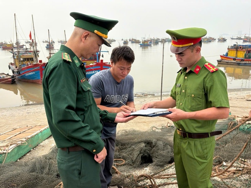 Ngư dân xã Vạn Lộc ký cam kết không sử dụng vật liệu nổ để khai thác hải sản. Ảnh: Công an Thanh Hóa