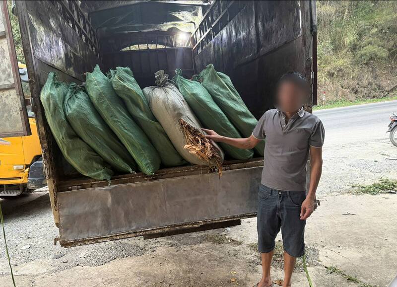 Chủ xe P.M.T cùng tang vật nguyên liệu thuốc lá không rõ nguồn gốc bị lực lượng Công an phát hiện, thu giữ. Ảnh: Công an tỉnh Cao Bằng