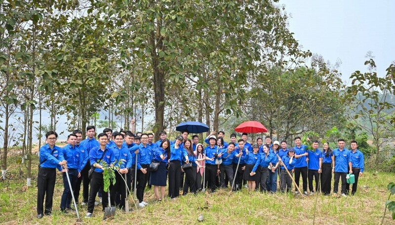 Đoàn thanh niên chụp ảnh lưu niệm hoạt động trồng cây.