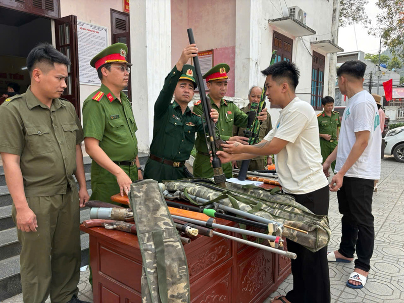 Người dân xã Hoằng Tiến giao nộp vũ khí, vật liệu nổ cho cơ quan Công an. Ảnh: Công an Thanh Hóa
