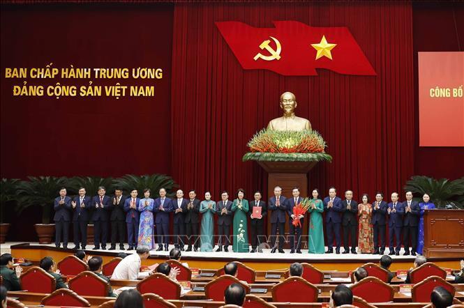 Tổng Bí thư, Chủ tịch nước Tô Lâm trao Quyết định chỉ định tham gia Ban Chấp hành, Ban Thường vụ, Bí thư, Phó Bí thư Đảng uỷ các cơ quan Đảng Trung ương nhiệm kỳ 2025 - 2030. Ảnh: Thống Nhất/TTXVN