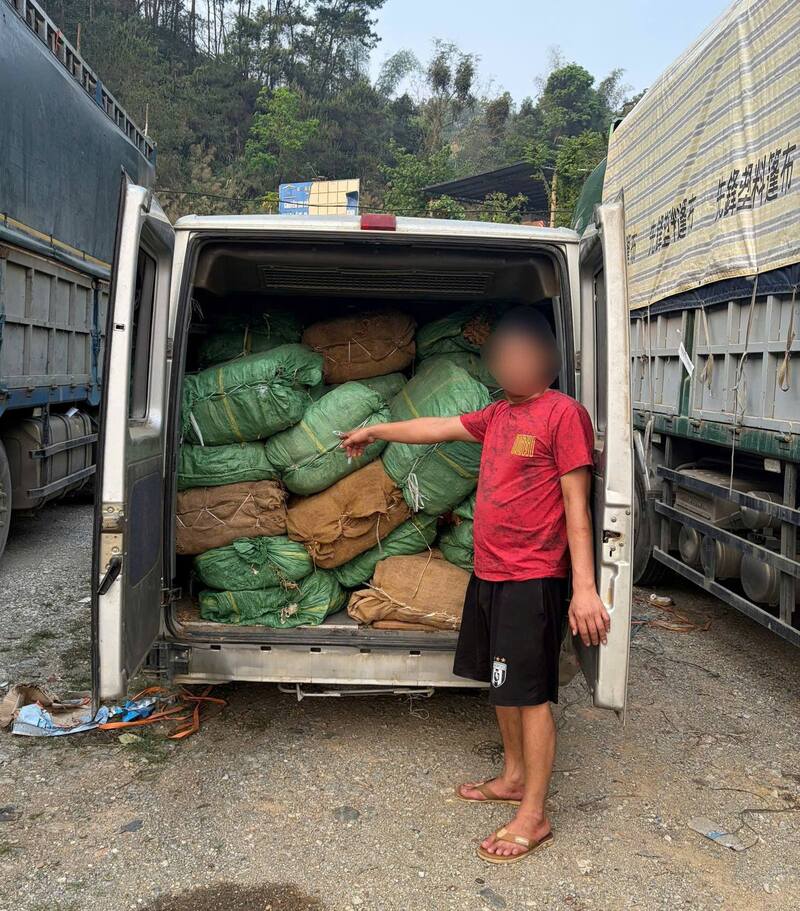 Chủ xe P.V.T cùng tang vật nguyên liệu thuốc lá không rõ nguồn gốc bị lực lượng Công an phát hiện, thu giữ. Ảnh: Công an tỉnh Cao Bằng