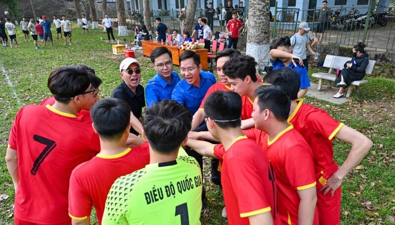 Cả đội thể hiện quyết tâm cao độ trước trận giao lưu bóng đá.