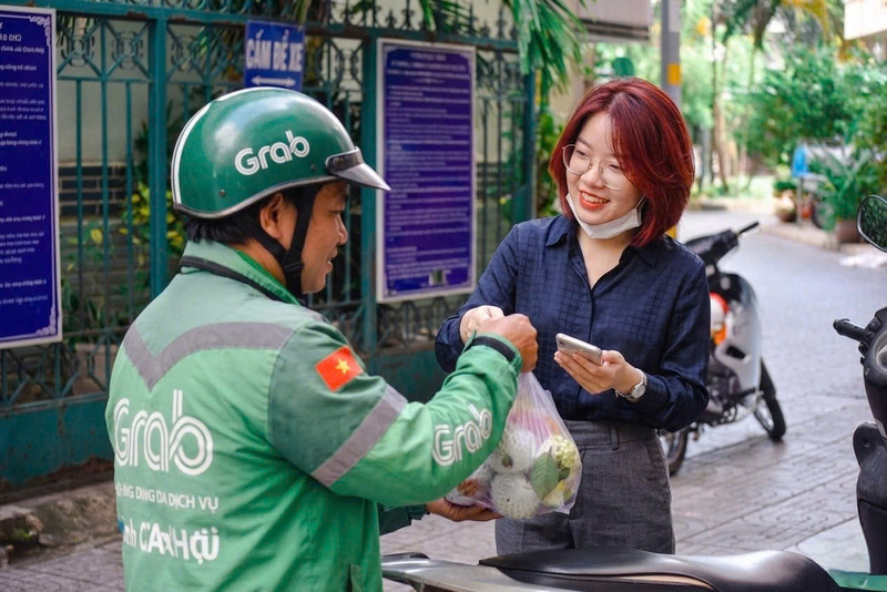 Giữa cái nắng gắt, chiếc giỏ đi chợ quen thuộc đang dần được thay bằng chiếc điện thoại trên tay. Ảnh minh hoạ.