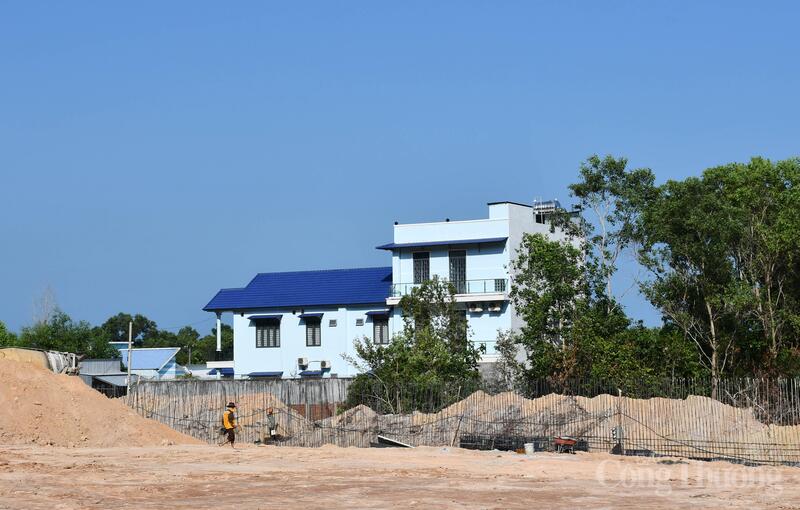 Công trình trạm biến áp 220kV Phú Quốc còn 3 hộ chưa bàn giao mặt bằng để thi công. Ảnh: Thanh Minh.