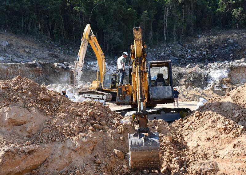 Xe san lấp mặt bằng thi công Trạm biến áp 220kV Phú Quốc. Ảnh: Thanh Minh.