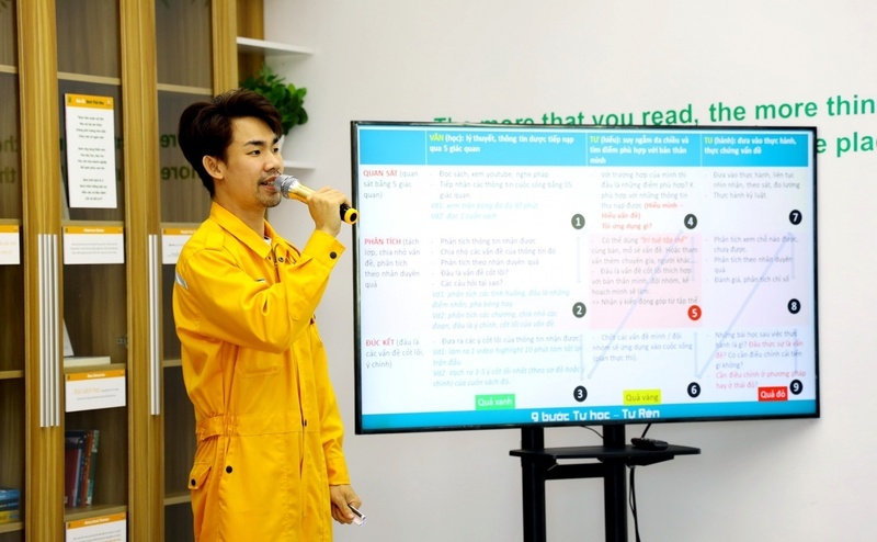 Người lao động PV GAS chia sẻ những cảm nhận, kinh nghiệm đúc kết từ sách. Ảnh: Petrovietnam