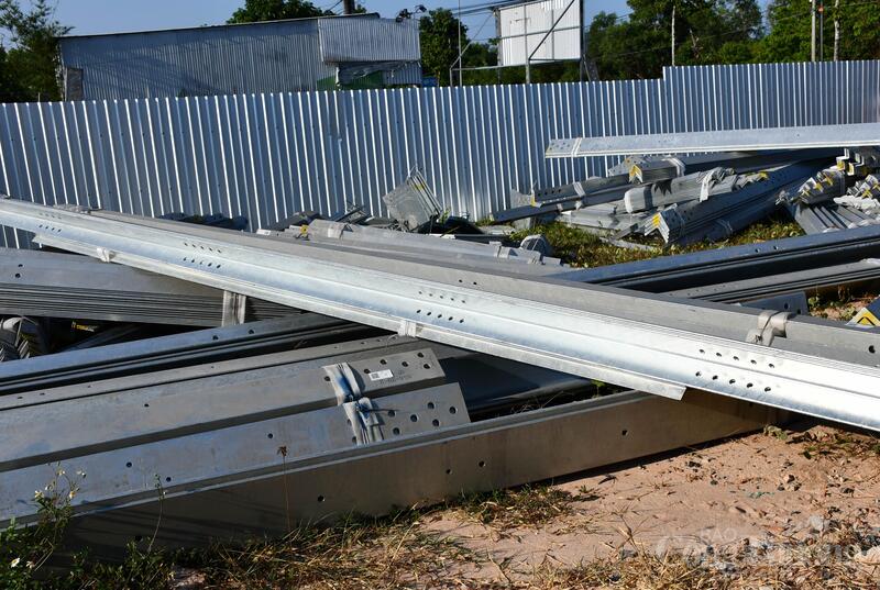 Vật tư đã tập kết sẵn sàng tại vị trí trụ số 60 thuộc đường dây 110kV Phú Quốc - Nam Phú Quốc, nhưng do vướng mặt bằng chưa được bàn giao nên nhà thầu không thể thi công. Ảnh: Thanh Minh.