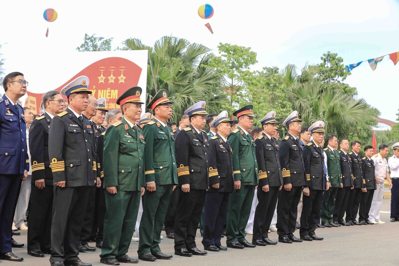 Đại biểu dự lễ dâng hương các anh hùng liệt sĩ