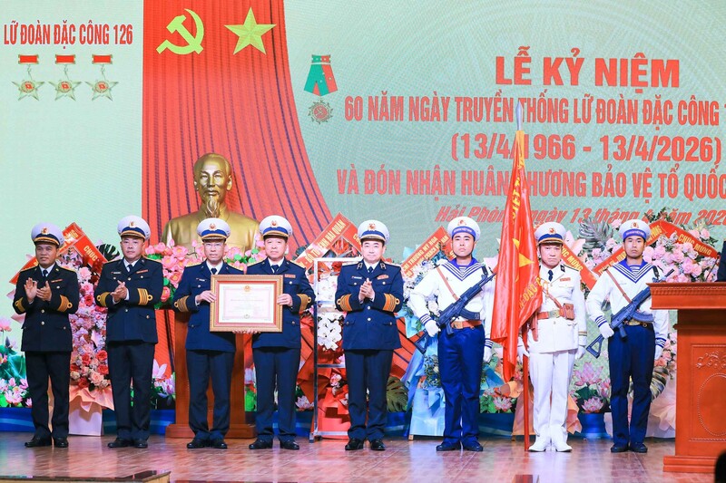 Lữ đoàn Đặc công Hải quân 126 vinh dự đón nhận Huân chương Bảo vệ Tổ quốc hạng Nhất.