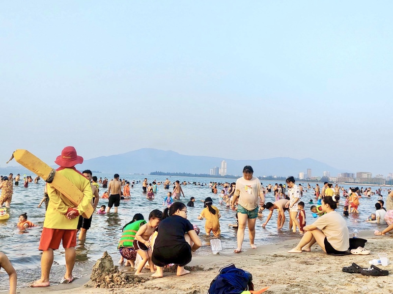 Người dân và du khách đến tắm mát tại bãi biển Mỹ Khê thường vào buổi sáng sớm hoặc chiều muộn. Ảnh: Diễm Phúc
