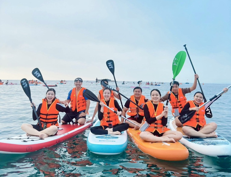 Mô hình kết hợp tắm biển với chèo SUP càng thu hút du khách mạnh mẽ, góp phần đa dạng du lịch trải nghiệm của thành phố. Ảnh: Diễm Phúc