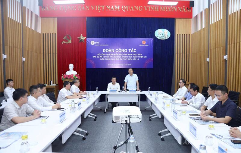 Đoàn công tác của Bộ Công Thương kiểm tra và làm việc với Nhà máy thủy điện Sơn La. Ảnh: ĐL