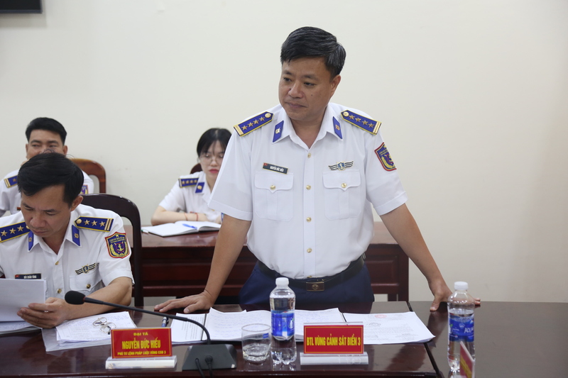 Đại tá Nguyễn Đức Hiếu, Phó Tư lệnh Pháp luật Vùng Cảnh sát biển 3 phát biểu tại buổi làm việc. Ảnh: Tiến Thành
