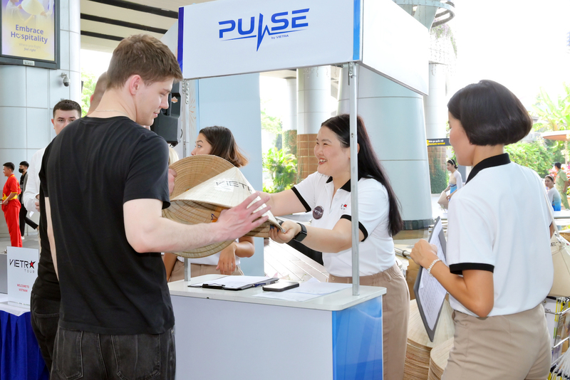 Các hành khách được tặng những phần quà lưu niệm đậm nét văn hóa truyền thống Việt Nam. Ảnh: Bình An