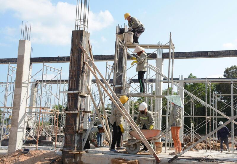 Công nhân thi công trạm biến áp 220kV Phú Quốc giữa cái nắng gần 40 độ.