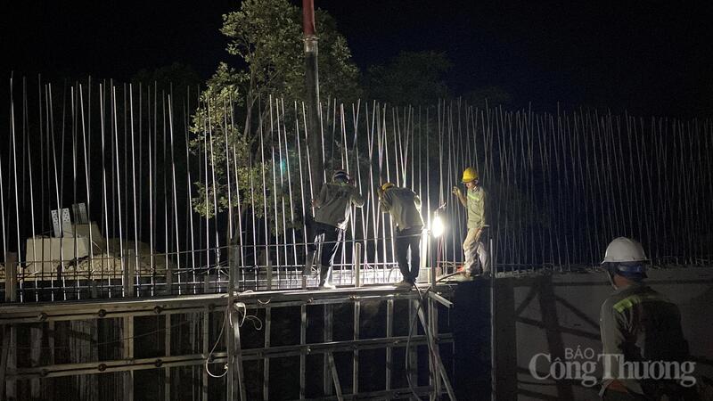 Nhà thầu tranh thủ thi công ban đêm để đảm bảo tiến độ công trình Trạm biến áp 220kV Phú Quốc.