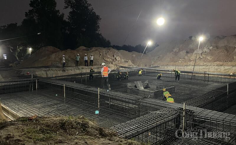 Đại diện chủ đầu tư giám sát nhà thầu thi công ban đêm vị trí trụ số 11 thuộc công trình Đường dây 110kV Phú Quốc - Nam Phú Quốc.