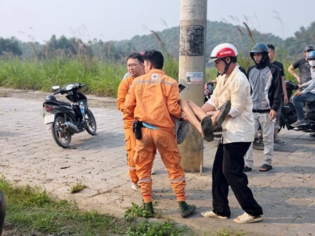 Hai công nhân điện lực cùng người dân nhanh chóng đưa nạn nhân rời khỏi hiện trường, tiến hành sơ cứu ban đầu trong tình trạng nạn nhân bị chấn thương vùng đầu.