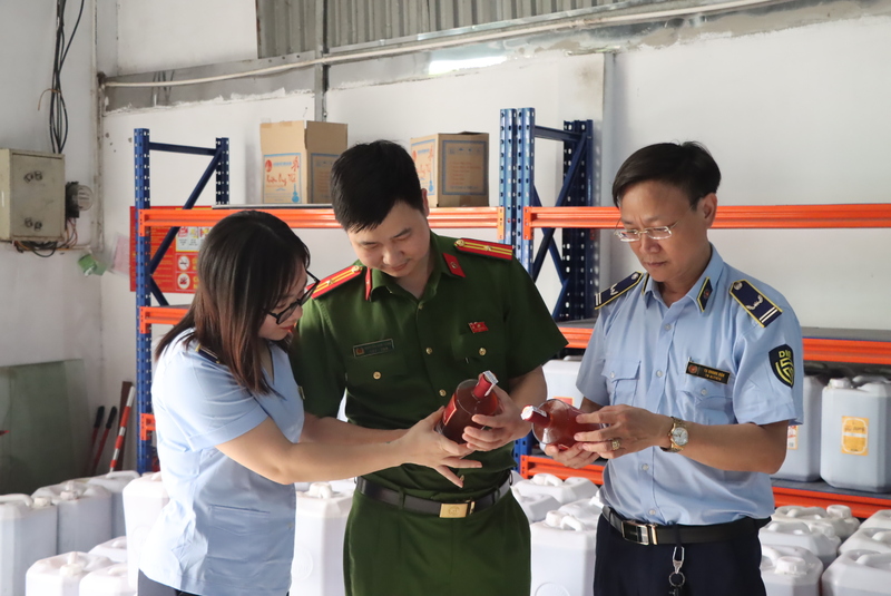 Lực lượng chức năng tiến hành kiểm tra đột xuất một điểm chứa trữ, kinh doanh rượu trên địa bàn xã Phù Đổng, TP. Hà Nội. Ảnh: Bùi Trung