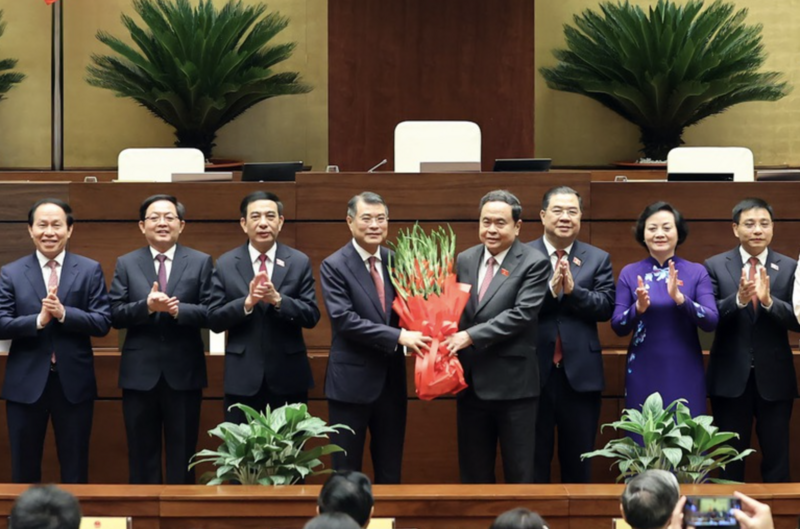 Chủ tịch Quốc hội Trần Thanh Mẫn tặng hoa chúc mừng Thủ tướng Lê Minh Hưng và 6 Phó Thủ tướng Chính phủ nhiệm kỳ 2026 - 2031. Ảnh: VGP