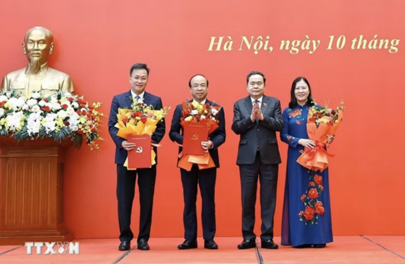 Chủ tịch Quốc hội Trần Thanh Mẫn trao Quyết định và tặng hoa cho Bí thư các Đảng ủy: Ủy ban Pháp luật và Tư pháp; Ủy ban Dân nguyện và Giám sát; Kiểm toán Nhà nước nhiệm kỳ 2025 - 2030. Ảnh: TXVN