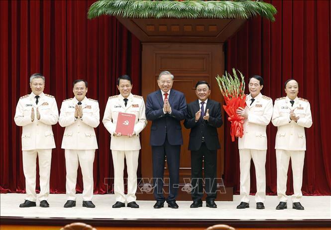 Tổng Bí thư, Chủ tịch nước Tô Lâm trao Quyết định chỉ định tham gia Ban Chấp hành, Ban Thường vụ, Bí thư, Phó Bí thư Đảng uỷ Công an Trung ương nhiệm kỳ 2025 - 2030. Ảnh: Thống Nhất/TTXVN