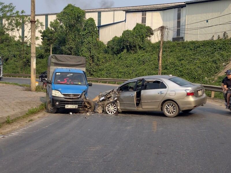 Hiện trường vụ tai nạn giao thông giữa xe tải thùng và xe con tại khu vực đường Hoàng Thi, xã Yên Bình, tỉnh Lào Cai. Cả hai phương tiện bị hư hỏng nặng phần đầu sau cú va chạm trực diện.