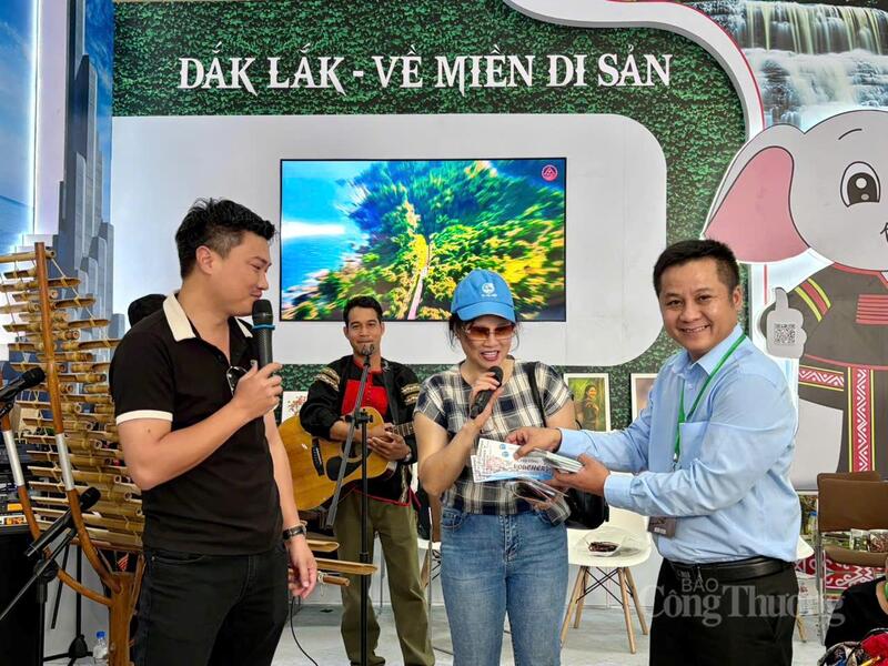 Khách hàng tại Hội chợ có cơ hội được tặng phiếu giảm giá từ 20-30% cho tour du lịch và khách sạn tại Đắk Lắk.