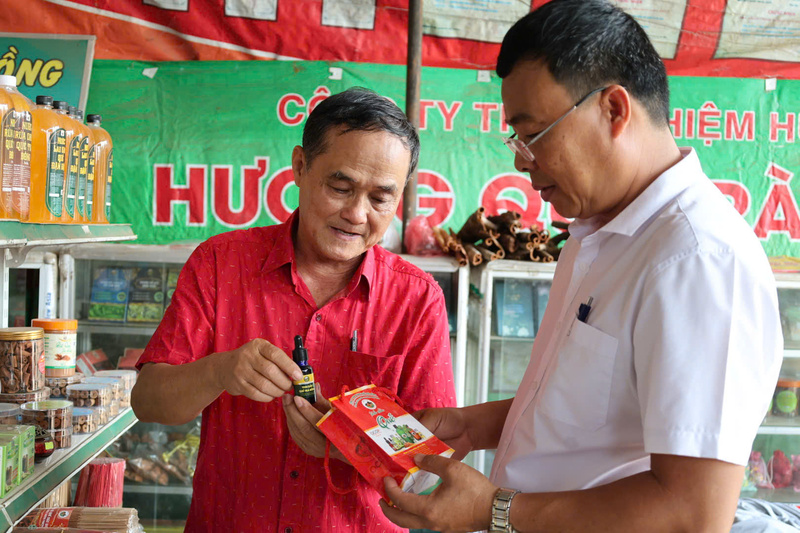 Quế là cây chủ lực giúp bà con miền núi thoát nghèo ở Quảng Ngãi. Hiện nay, các sản phẩm được chế biến từ cây quế thương hiệu Trà Bồng đang được chú trọng phát triển. Ảnh: Nguyễn Dương