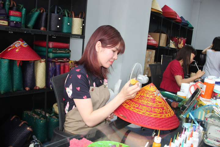 Họa tiết vẽ tay trên sản phẩm cỏ bàng tái hiện nét đẹp văn hóa truyền thống.