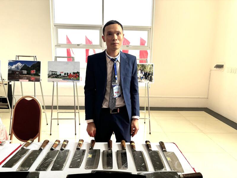 Ông Lương Văn Khiêm, Giám đốc Hợp tác xã Dao Phúc Sen Hà Khiêm bên gian hàng giới thiệu sản phẩm của hợp tác xã tại một hội nghị diễn ra cuối tháng 3/2026. Ảnh: Phong Lâm