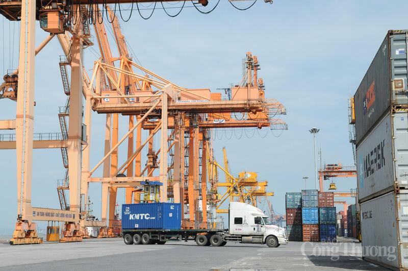 Hoạt động logistics ngày càng đóng vai trò quan trọng trong chuỗi cung ứng và lưu thông hàng hóa. Ảnh: Cấn Dũng